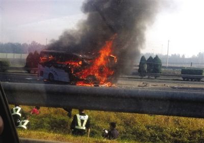 昨日上午，京津塘高速，一辆载有德国游客的中巴车与一辆货车追尾后起火，致6人身亡14人受伤。 新京报记者 郭铁流通讯员 闫文龙 摄