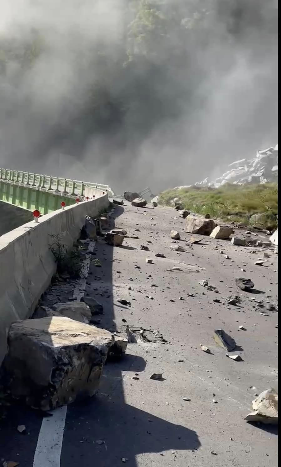 台灣花蓮地震,有大石跌落公路。FB