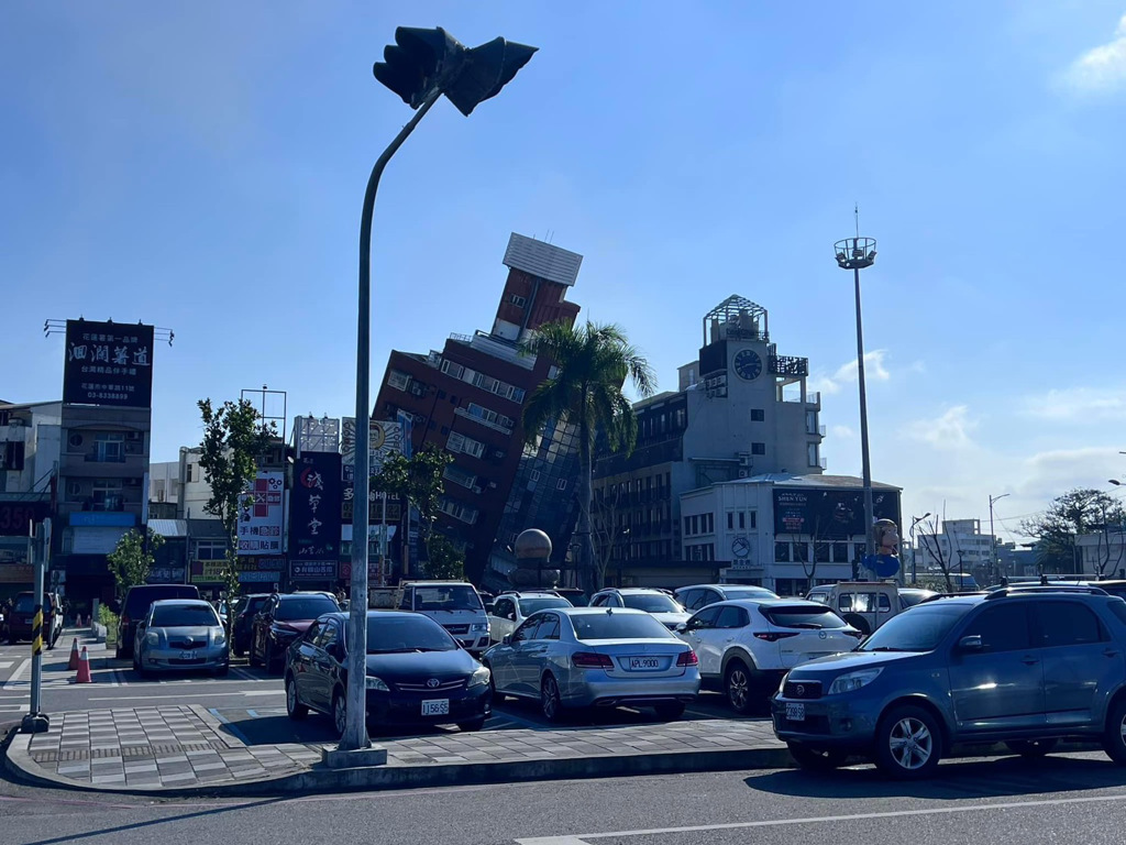 花蓮一大樓傾斜,有居民被困。 中時新聞網