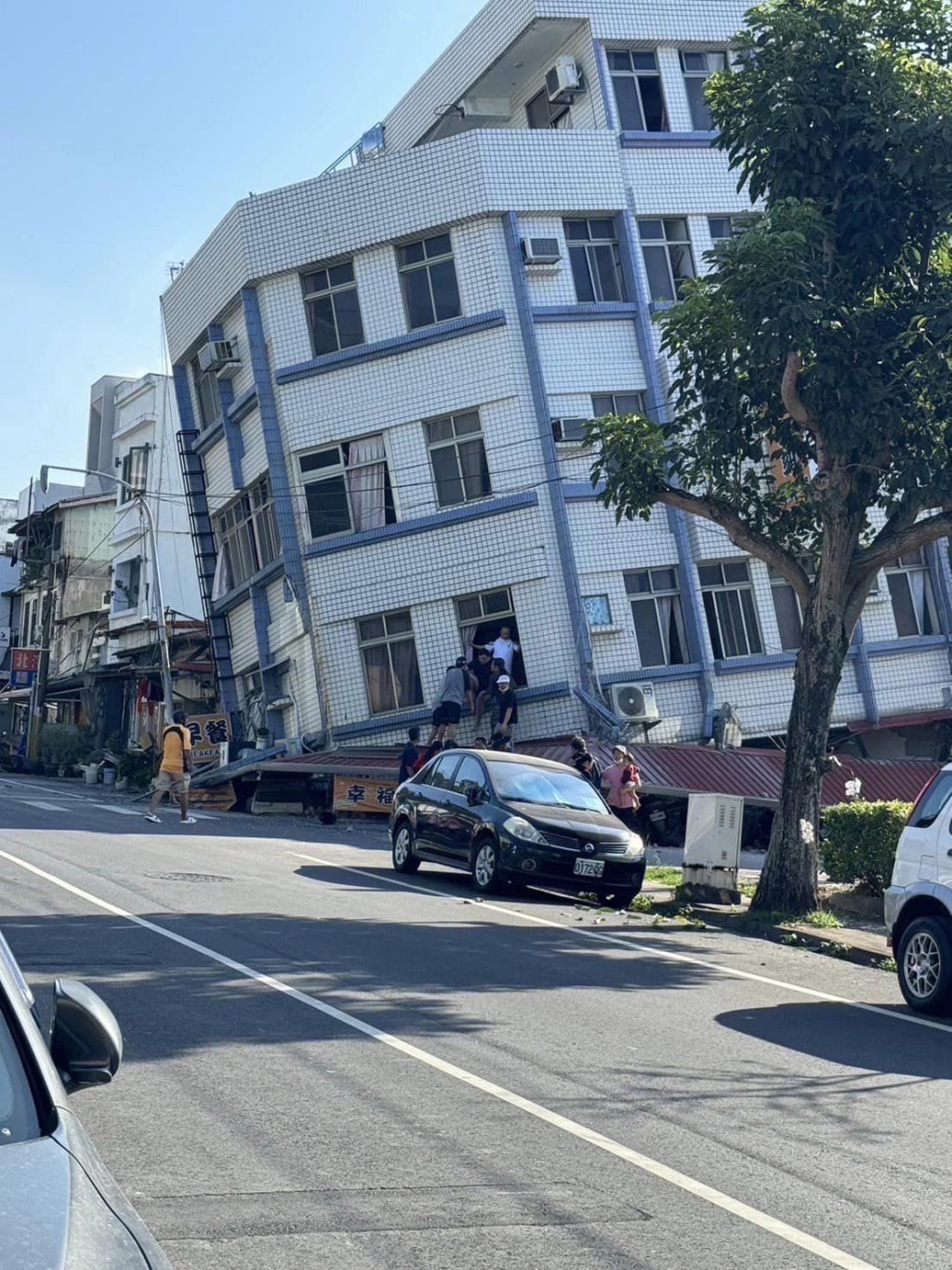 台灣花蓮地震,許多建築物嚴重受損。FB
