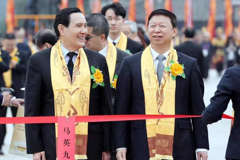 前總統馬英九(左)與大陸國台辦主任宋濤(右)昨天在陝西黃帝陵一齊獻花。圖/馬英九辦公室提供